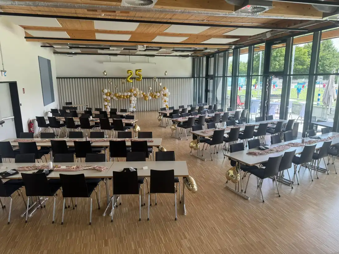 Eventsaal im Restaurant Calcio 1863 in Hagen, festlich dekoriert für eine Jubiläumsfeier