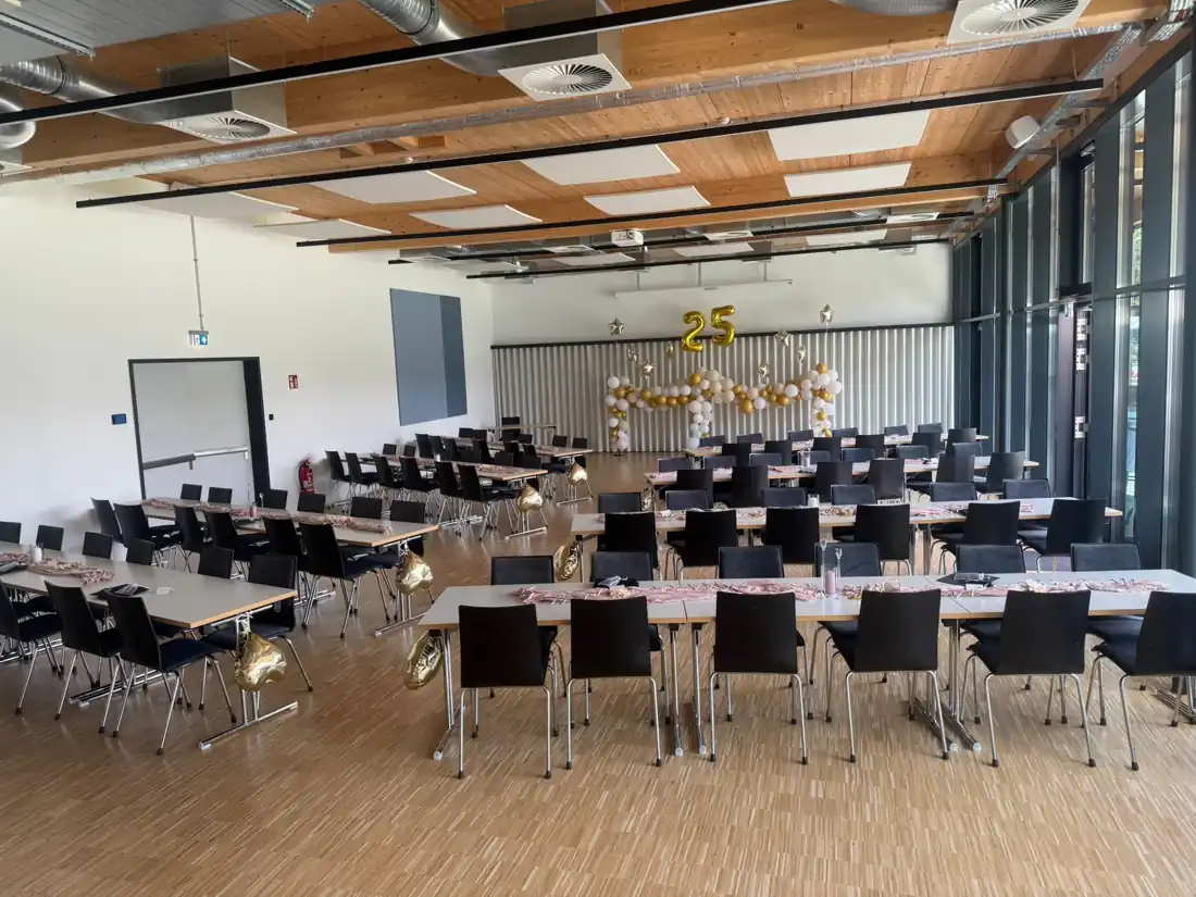 Festlich eingedeckte Tische im Eventsaal Calcio Hagen für bis zu 180 Gäste