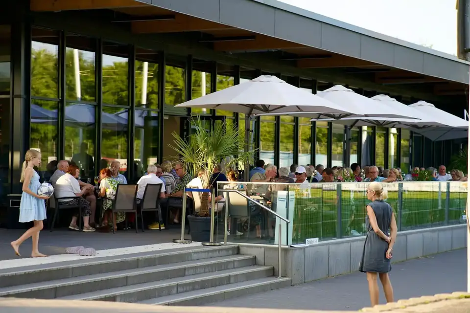 Gäste auf der Terrasse des italienischen Restaurant Calcio 1863 in Hagen